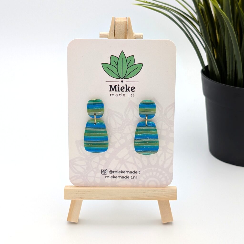 Polymeerklei oorbellen medium blauw Evi Seychellen