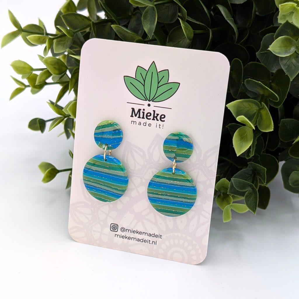 Polymeerklei oorbellen medium blauw Fien Seychellen